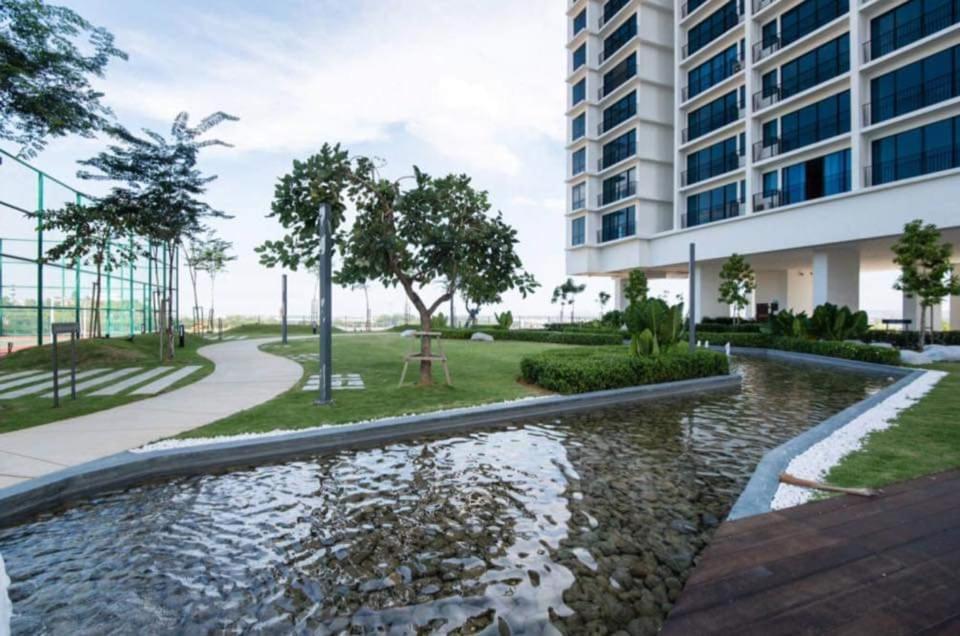 Vivian'S Studio Trefoil Setia Alam Shah Alam Exterior photo